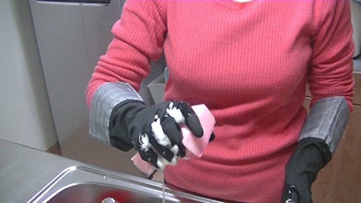 キッチンリセット 黒いゴム手袋 スポンジ 音 食器を洗う 主婦 平日 毎日