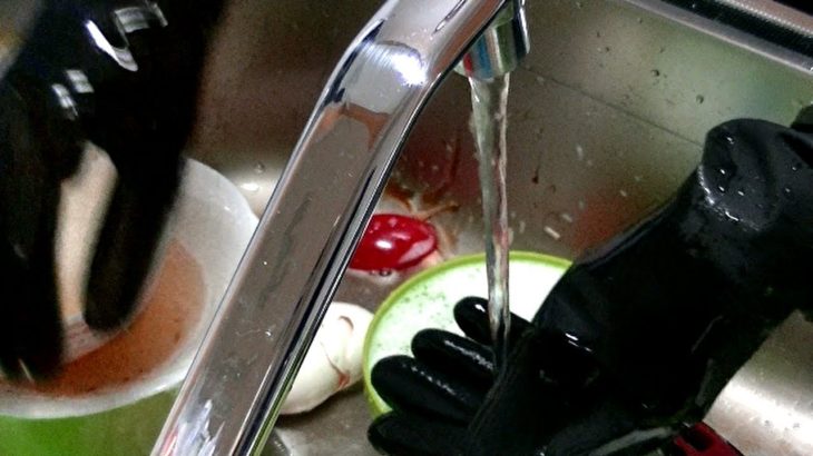 キッチンリセット 黒いゴム手袋 手元を中心に 食器洗い 主婦 毎日