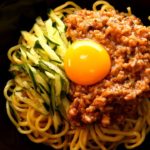 【レンジで簡単麺レシピ】ピリ辛ジャージャー麺の作り方｜パンダワンタン