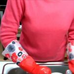 この主婦は食器を洗う時にはゴム手袋をつけるのです