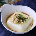 【悪魔風チーズ豆腐】レンチンで完成！5分で簡単に作れるスピードレシピ！やみつきな味わい♪｜macaroni（マカロニ）