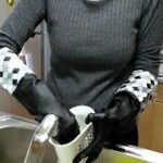 キッチンリセット大好きな主婦が黒いゴム手袋をはめて一生懸命水切りかごを洗ってる