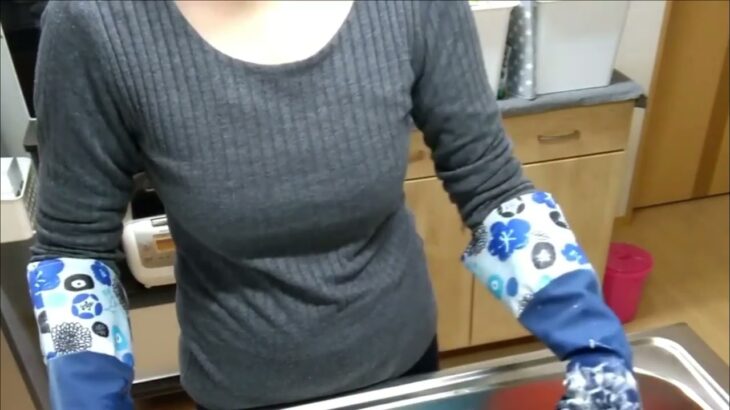 キッチンリセットは寒くてもする主婦 青いゴム手袋でやる気を出す