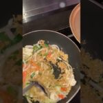 簡単料理。　焼きラーメン🍜　　材料はカップ麺と野菜🥦