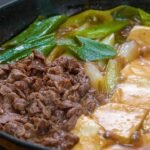 『仕事帰りでもパッと作れる』甘さと食感が絶妙の【肉豆腐】一生使える基本のレシピです。