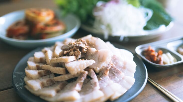 【韓国料理レシピ】『意外と簡単！？茹で豚』第１０話：材料入れて煮込むだけ！？オモニのポッサムのレシピ　キッチン/レシピ/音楽